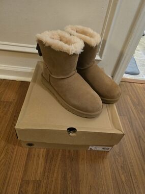 UGG Mini Bailey Chestnut Suede Bootd Sz 11
